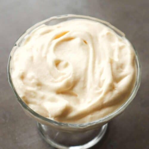 Een close-up van zelfgemaakte crème legere in een schaaltje.