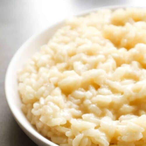 een side shot van basisrecept risotto op een wit bord
