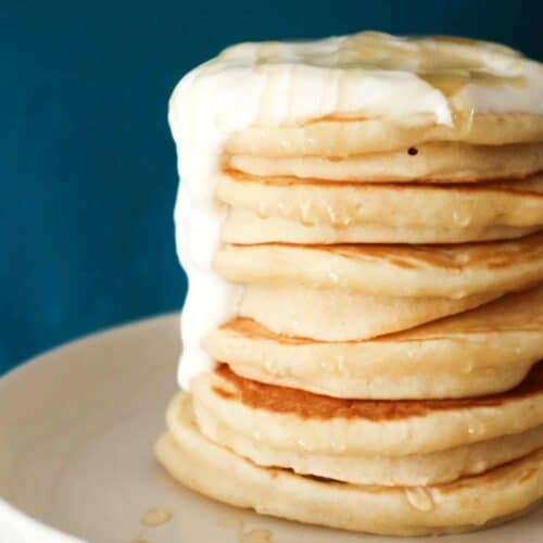 een side shot van pannenkoeken met havermelk met een blauwe achtergrond
