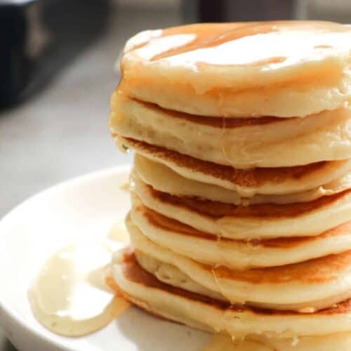 griekse yoghurt pancakes op een wit bord