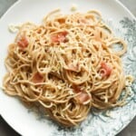 een overhead shot van een bord met pasta en carbonara saus