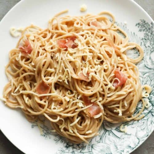 een overhead shot van een bord met pasta en carbonara saus