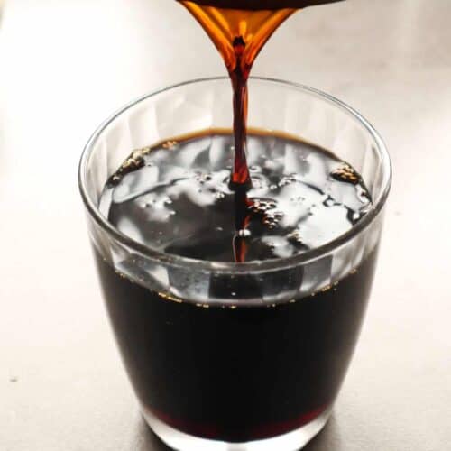 suikersiroop van donkere suiker in een glas