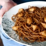 Een close up van bami met ketjap en kip