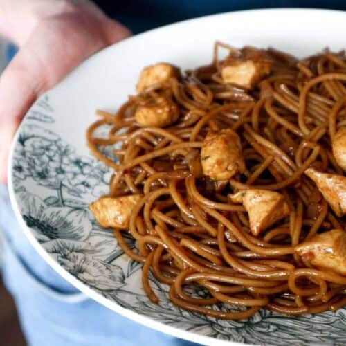 Een close up van bami met ketjap en kip
