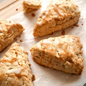 de uitgelichte afbeelding van mijn recept van scones met appel en kaneel