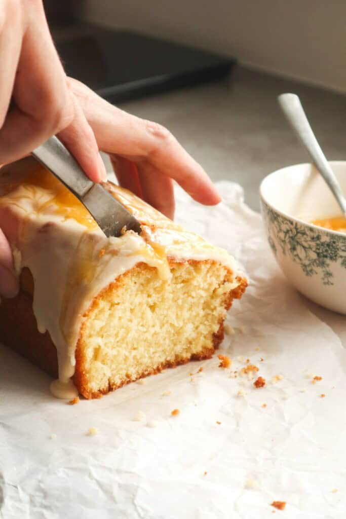 een citroencake met lemon curd die word aangesneden