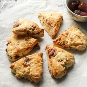 De uitgelichte afbeelding met dadel scones op bakpapier.