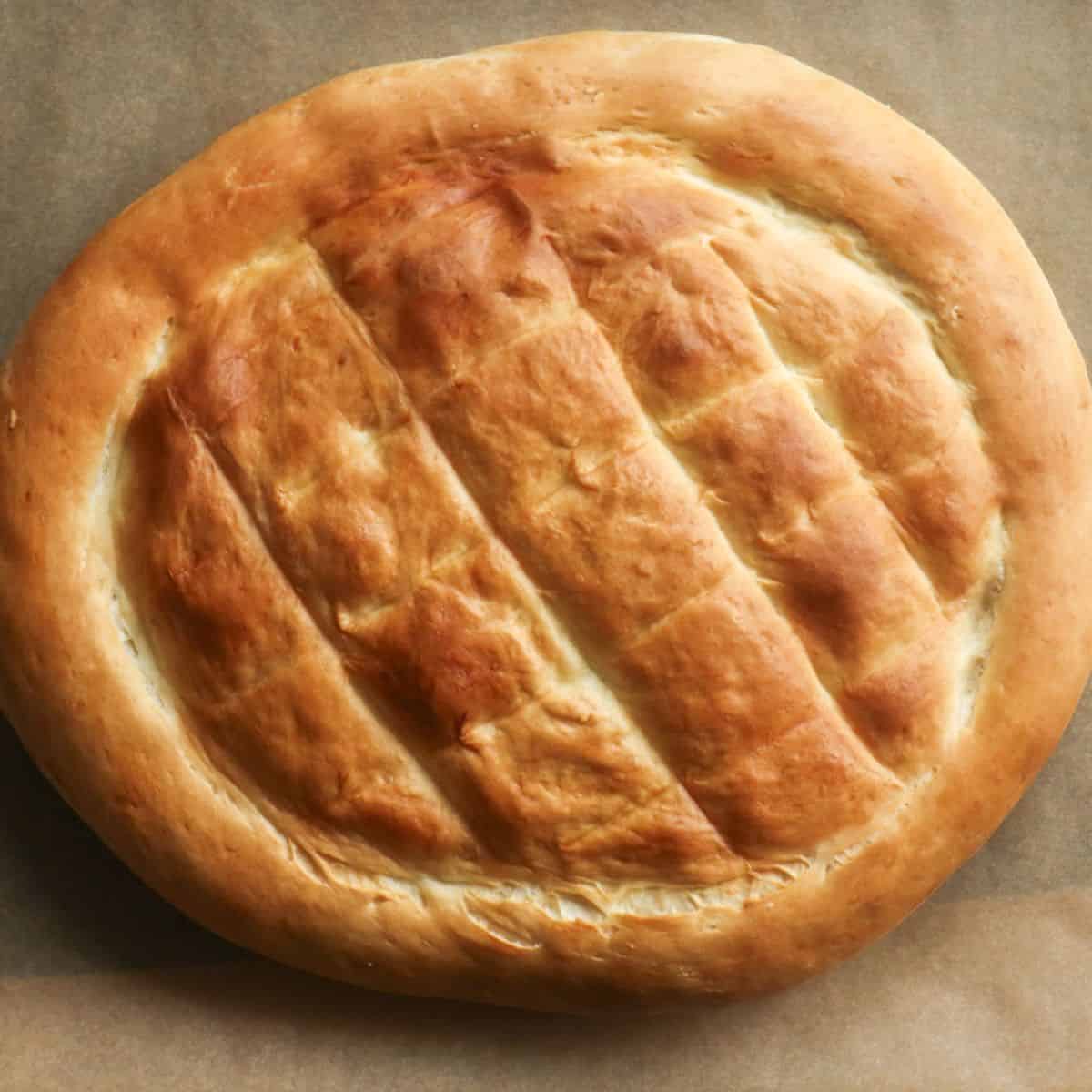 De uitgelichte afbeelding van dit recept met een close up van een turks brood.
