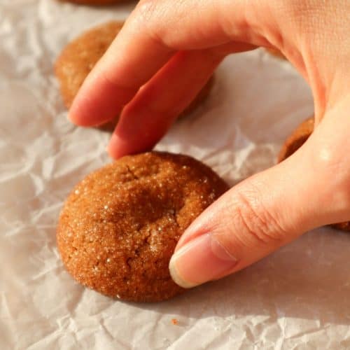 Gemberkoekjes op bakpapier.