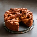 Appeltaart van speculaasdeeg op een grijze achtergrond.