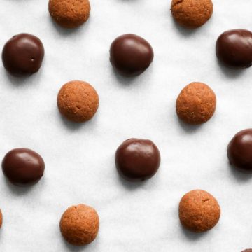 Een aantal chocolade pepernoten en gewone pepernoten.