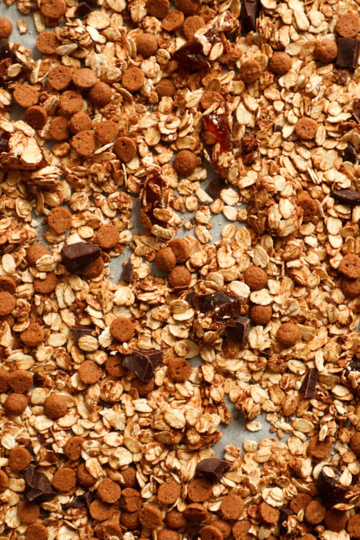 Speculaas granola met chocolade en schuddebuikjes.