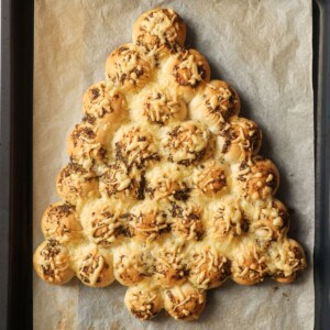 kers breekbrood met geraspte kaas en kruidenboter.