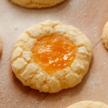 Een koekje met lemon curd vulling.
