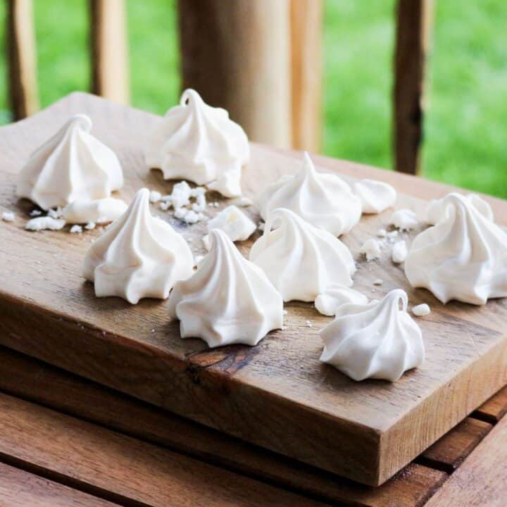 Witte schuimpjes op een plank.