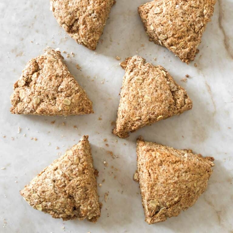 Scones met havermout op een marmer achtergrond.